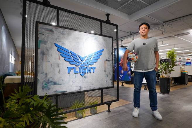 展逸国际企业将投入企业甲级足球联赛，董事长张宪铭相当期待。（展逸国际提供）