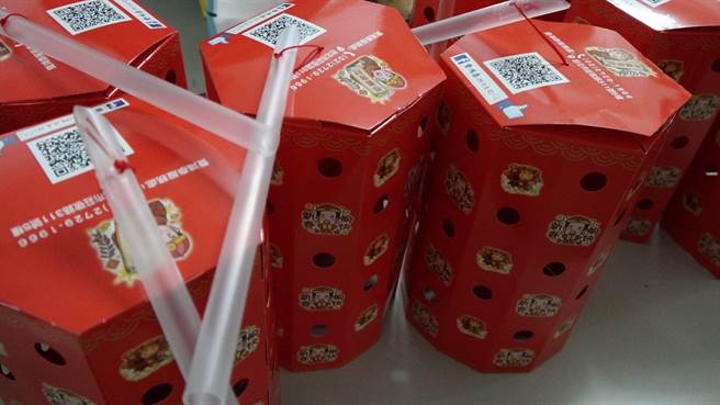 费鸿泰的创意灯笼象徵吉祥如意、财源滚滚。(费鸿泰办公室提供) 