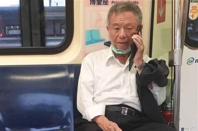 焦糖、陳菊高鐵站內脫口罩合照綠粉護航，但昔日楊志良卻因捷運上脫口罩講電話，照片在半年後「開除醫護說」時被拿出來攻擊。(圖／摘自水鏡政經學院臉書)