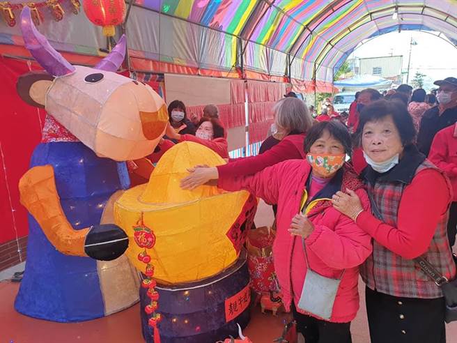 楊梅花燈踩街活動今年因疫情取消，改以各里自選設置點，將自製特色花燈展示給民眾，延續年節歡樂氣息。（黃婉婷攝）