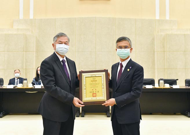 中华电信获颁国家关键基础设施特优单位奖，由总经理郭水义（右）带领团队亲赴行政院受奖。图／中华电信提供