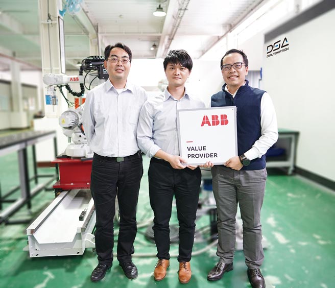 达详总经理黄晧伦（右起）、ABB台湾公司工业机器人及离散自动化事业部业务经理蔡之纬与副总蔡景淳。图／陈逸格