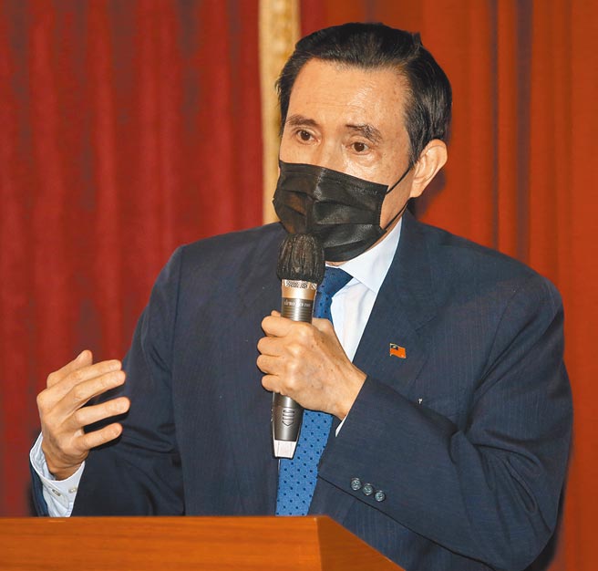 前总统马英九24日出席二二八事件追思音乐会暨座谈会，致词时谈起受难者家属的伤痛一度哽咽、眼眶泛红。（陈君玮摄）