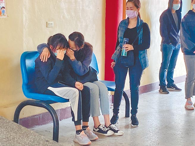 角头陈建文遭枪杀身亡，其妻女24日在台南殡仪馆等候相验结果，抱头痛哭。（曹婷婷摄）