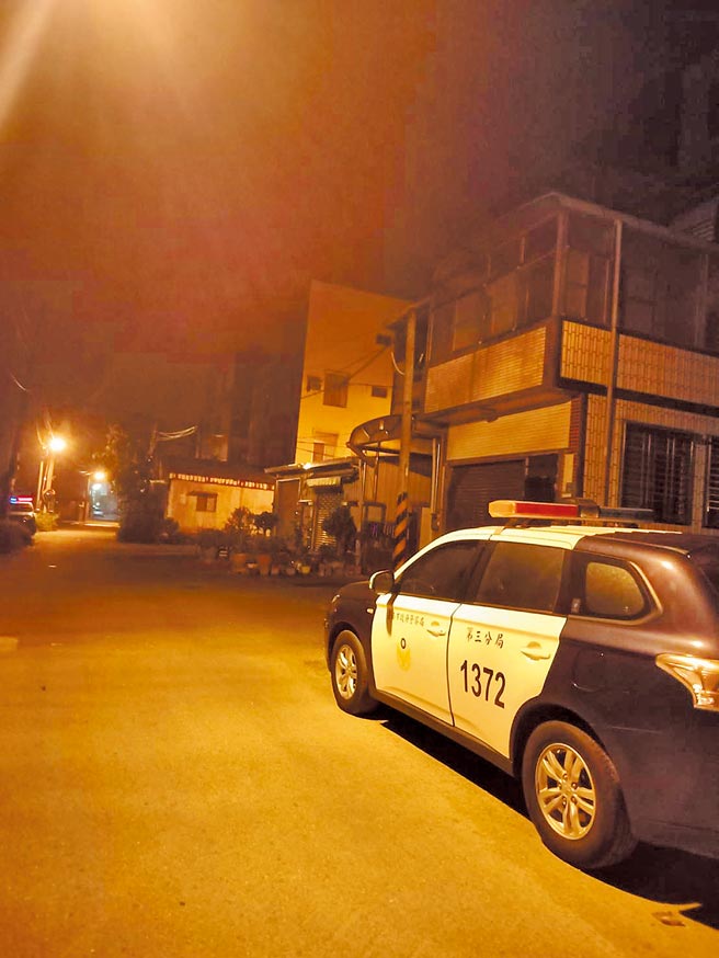 绰号虾米的蔡秉逸枪杀安平角头陈建文后投案，警方为怕陈的手下寻仇，漏夜调派警力约制，连蔡的老家都部署警力戒备。（程炳璋摄）