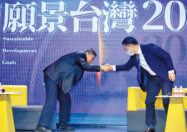 国民党24日举办「愿景台湾2030」第2场论坛，聚焦居住正义、分配正义、低薪等社会议题，国民党主席江启臣（右）、台北市长柯文哲（左）同台出席，柯提前离席时，双方握手致意。（张铠乙摄）