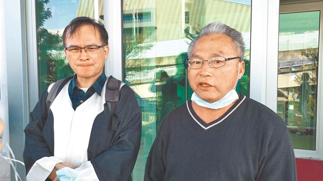 農田水利會改制農田水利署，嘉南水利會提行政訴訟救濟，會員代表謝耀慶（右）委託律師蘇煥智（左）提行政訴訟救濟，抨擊民進黨政府違法違憲。（黃捷攝）