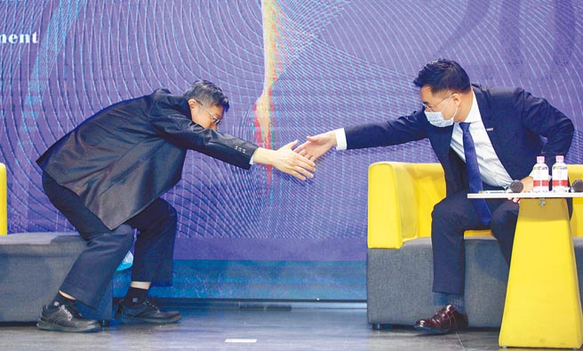 国民党24日举办论坛，江启臣（右）、柯文哲（左）首度同台。（资料照／张铠乙摄）