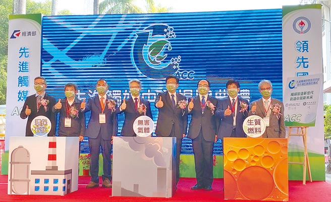 台湾中油「先进触媒中心」成立，经济部次长曾文生（右四）、中研院院长廖俊智（左四）、台湾中油代理董事长李顺钦（左三）等人共同启动。（廖素慧摄）