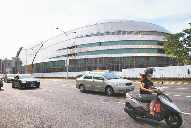 大巨蛋在去年復工后，北市建管处抽查发现有安全梯图说不符规定等2项缺失。（本报资料照片）