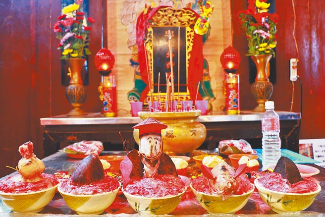 六堆客家聚落有「做五碗」習俗，用豬的內臟做成5種不同意涵的祭品，來祭拜下界神明（忠勇公），但現今因藝師逐漸凋零又少人傳承，面臨失傳危機。（謝佳潾攝）