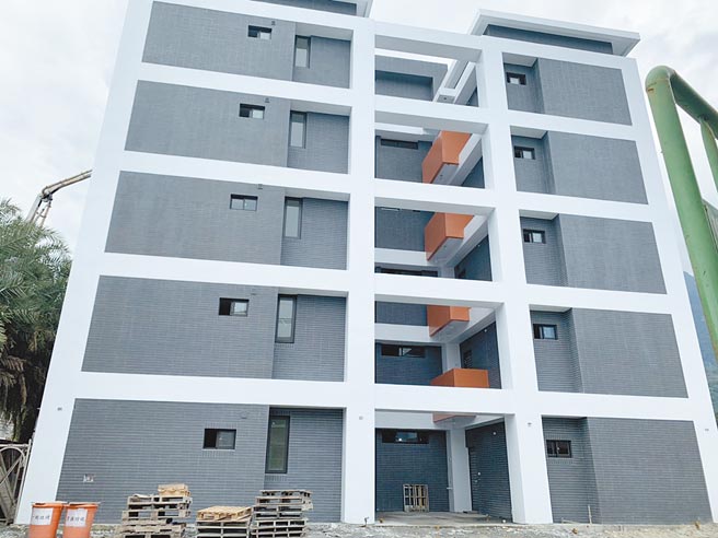 花莲震灾「安心宅」为5层楼电梯住宅，共计44户。（王志伟摄）