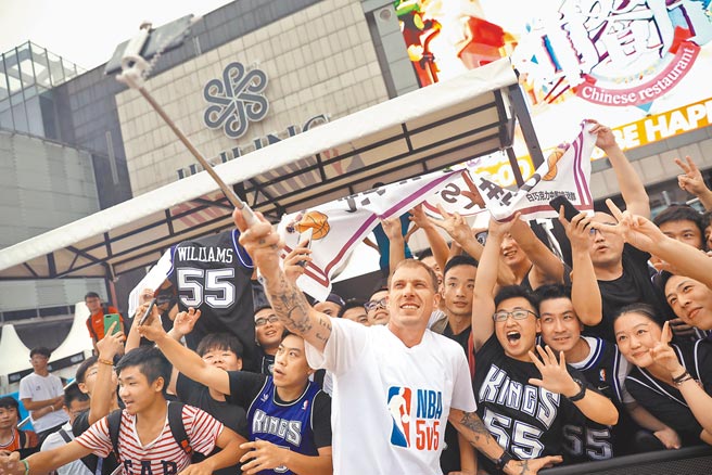 大陆央视封杀NBA近1年半后，拟于3月恢復转播。图为2018年7月，NBA球星杰森威廉斯在南京与球迷自拍。（中新社）