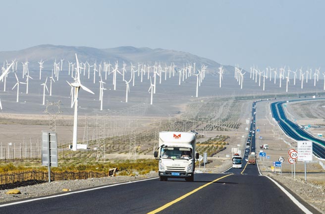 大陆发展绿色能源，也是两会与十四五规画重点。图为新疆风力发电场。（新华社）