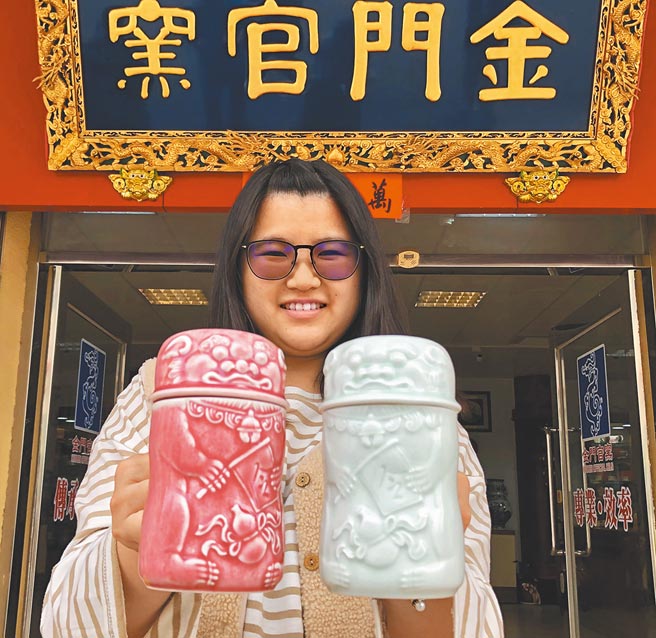 風獅爺是金門的聚落守護神，民俗賦予鎮邪、止煞的神威，全國唯一「官窯」金門陶瓷廠將在地的獨特人文圖騰融入文創設計，推出高溫全瓷化的「風獅爺蓋杯」，限量500個試賣即引起網友關注，預期帶動新一波的搶購熱潮。（李金生攝）