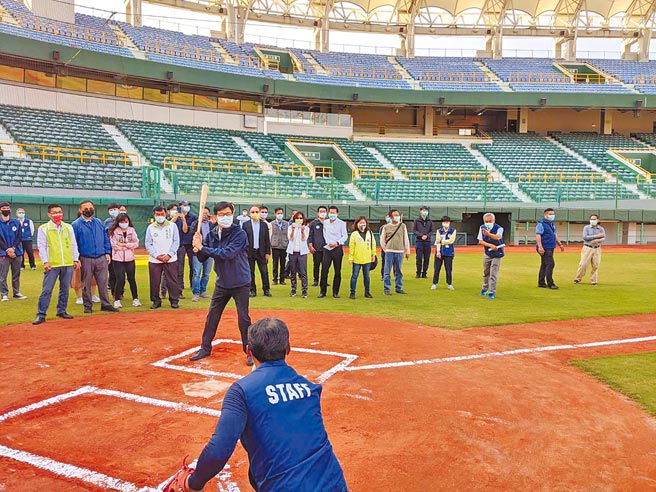 中华职棒今年重返澄清湖球场，高巿府从热身赛开始，将安排免费接驳车。图为日前高雄巿长陈其迈到球场现勘、打击。（曹明正摄）