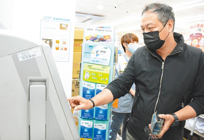 突破个资困境，屏县府与统一超商合作，开放超商申领第一类地籍誊本。（林和生摄）