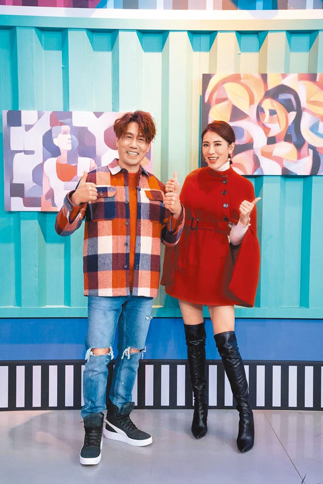 小祯（右）、罗时丰昨主持新节目。（东森提供）