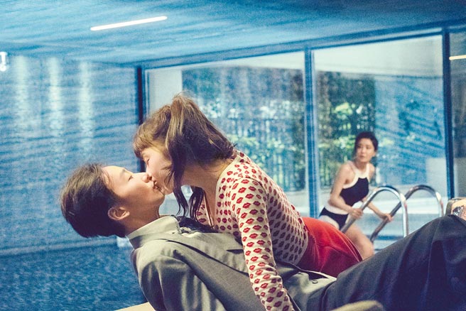 夏朧（右）在片中追愛積極，主動吻陸明君。（双喜電影提供）