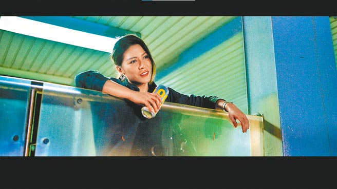 艾怡良首次从歌手转战大银幕。（华纳兄弟电影提供）