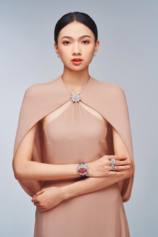 伊林名模蕭珮瑩佩戴梵克雅寶Lady Arpels Ballerine Musicale 腕表，是史上第一只結合樂器、動畫與時計的腕表。（JOJ PHOTO攝影，服裝提供／Valentino）