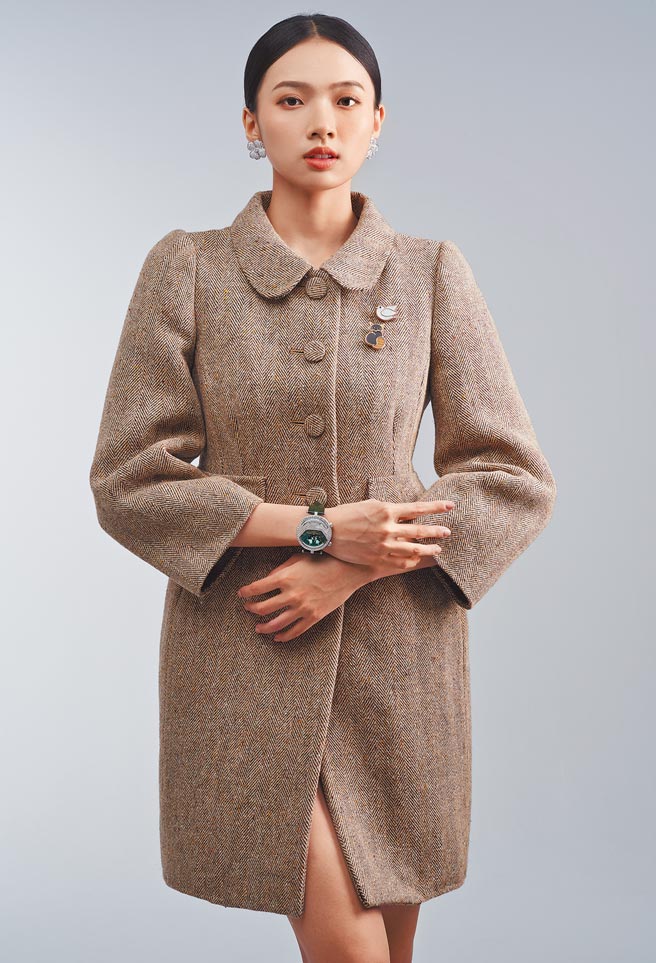 伊林名模蕭珮瑩佩戴梵克雅寶Lady Arpels Ballerine Musicale腕表，猶如在腕表上演芭蕾舞劇。（JOJ PHOTO攝影，服裝提供／Marc Jacobs）