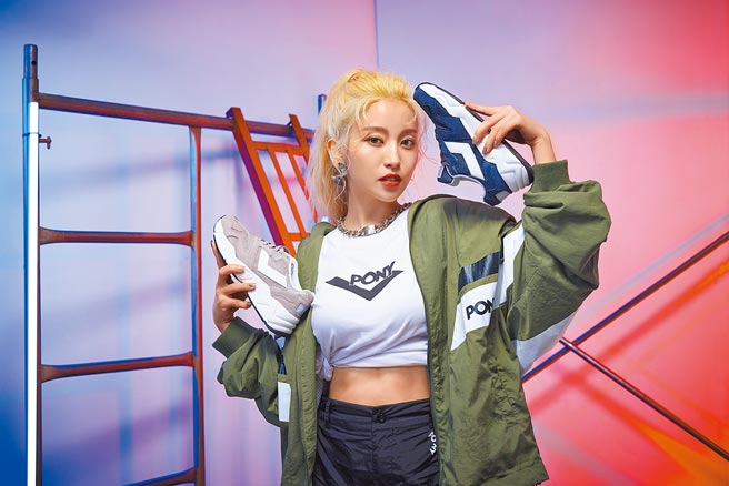 蔡瑞雪挥别甜美形象，秀小蛮腰和精实腹肌，诠释PONY MODERN復古慢跑鞋，2580元。（PONY提供）