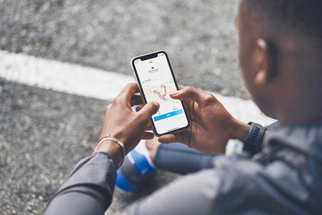 UA HOVR跑鞋中底置入智能感应晶片，连接UA MapMyRun掌握跑步数据。 （UA提供）