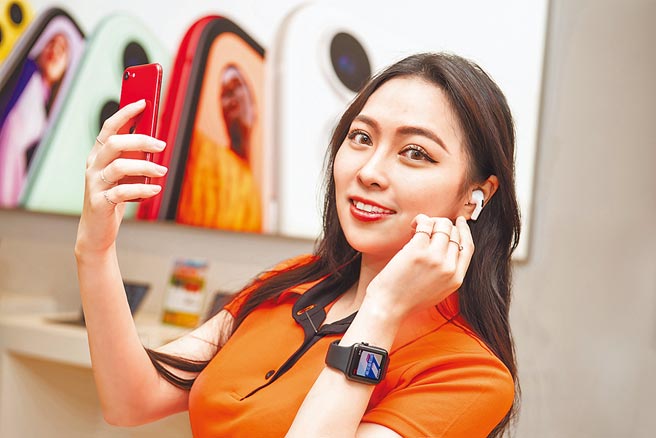 领完红包正好换新机，德谊数位就在本月推出了一连串苹果系列商品优惠，28日前凡至德谊数位购买Apple Watch系列商品，即送限量Moshi Travel Stand for Apple Watch充电器。（德谊提供）