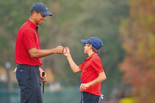 年事渐高的老虎伍兹（左）近年因伤影响成绩，图为去年12月在PNC锦标赛，他打完18洞后与儿子击拳打气。（美联社）