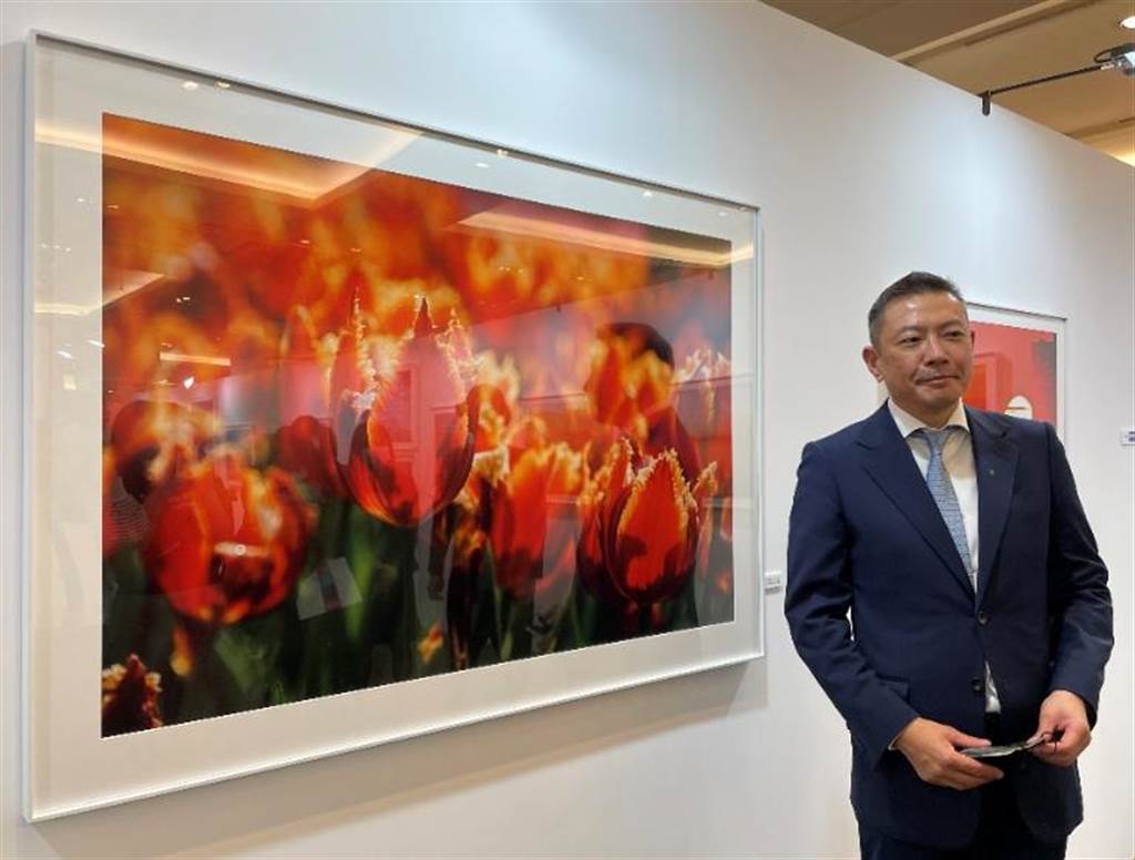 吳東興2020年春季在士林官邸拍攝鬱金香的遺作，是吳昕陽這次最喜歡的作品。（新光三越提供）
