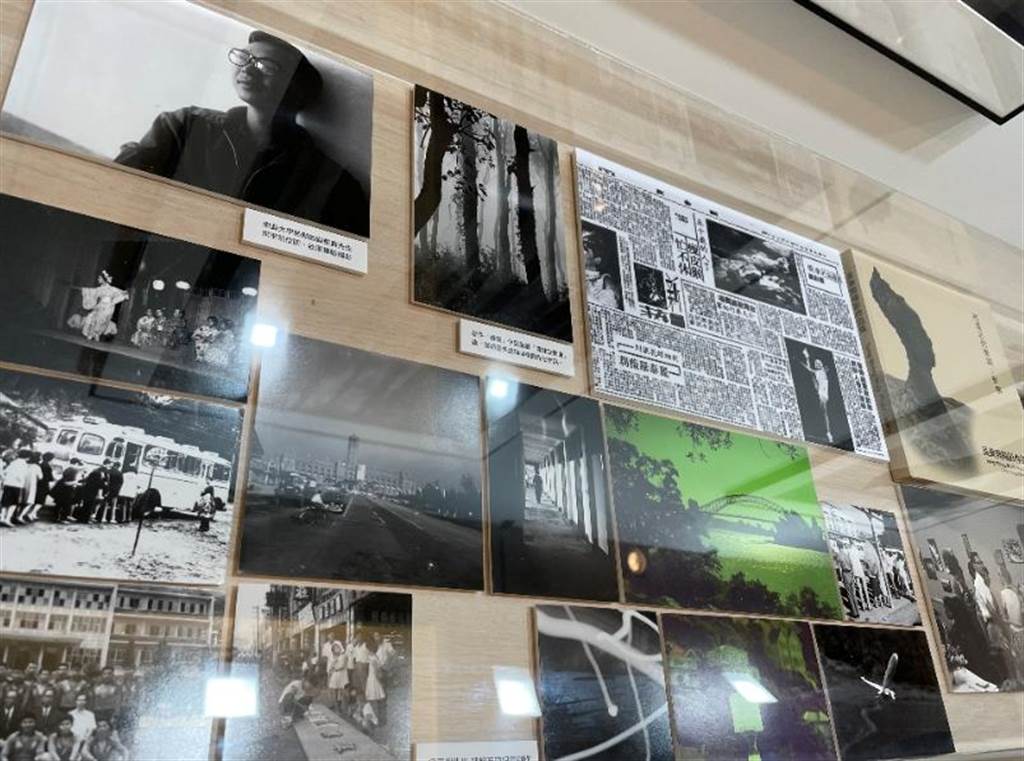 「吳東興『光景』攝影回顧展」展區可看到吳東興大學時期的文青樣和早年作品與報導。（郭家崴攝）