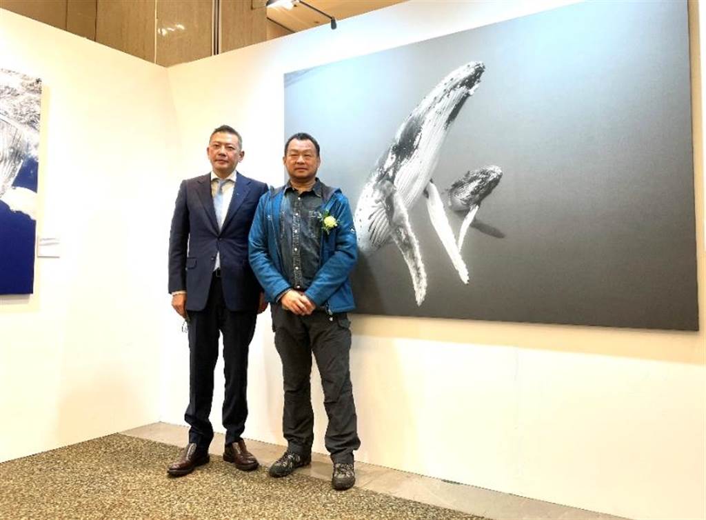 吳昕陽（左）聽完導覽，與台灣第一位水下鯨豚攝影師金磊（右）合影。（郭家崴攝）