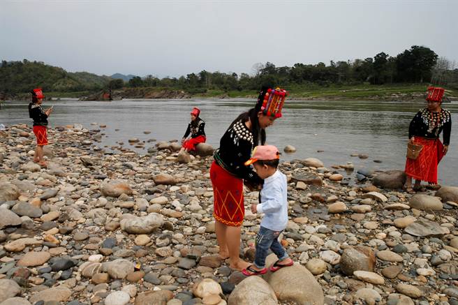 水坝筑起高墙使得下游鱼类无法返回上游产卵，造成生态变化而影响沿线居民经济生活。图为密松居民靠河嬉戏与捕鱼。(图/路透社)

