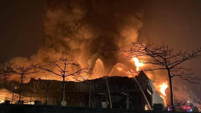 大园国小附近仓储凌晨火警，3000坪全面燃烧。（姜霏翻摄）