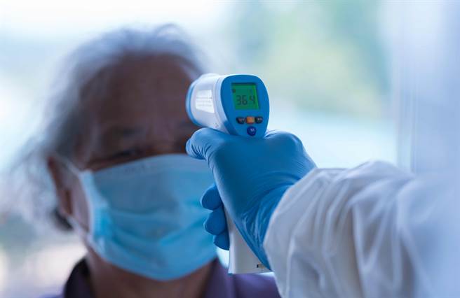 对老人不利？105岁人瑞打败新冠肺炎　家人：挡她路的事，都会被她打败。(示意图/Shutterstock 非新闻当事人) 