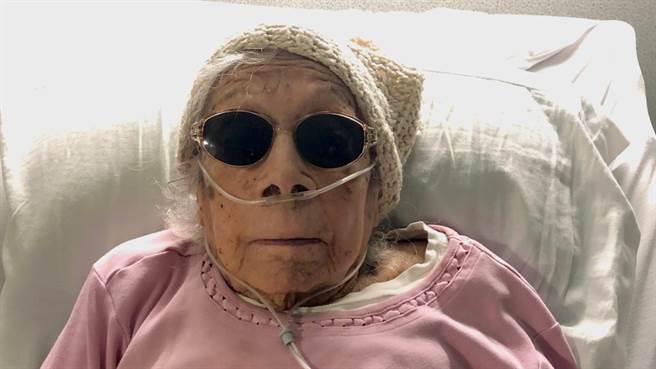 新冠肺炎确诊的露西亚．迪克拉克，高龄已经105岁。(图片来源 / Twitter 康健杂志提供)