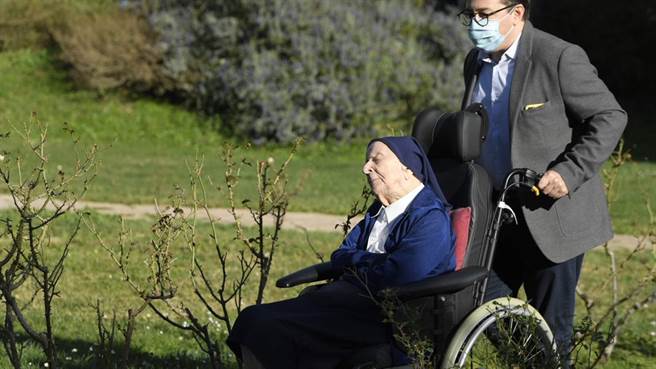 欧陆最长寿的人瑞安德烈修女。(图片来源 / Twitter 康健杂志提供)