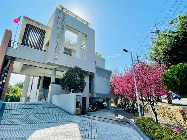 台中市西屯区的工业区派出所旁，樱花正值满开。（民眾提供／卢金足台中传真）