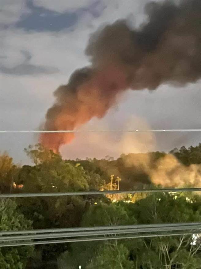 后里橡膠工廠死灰復燃，半夜竄出陣陣濃煙。（摘自臉書社群〈后里幫〉／陳淑娥台中傳真）