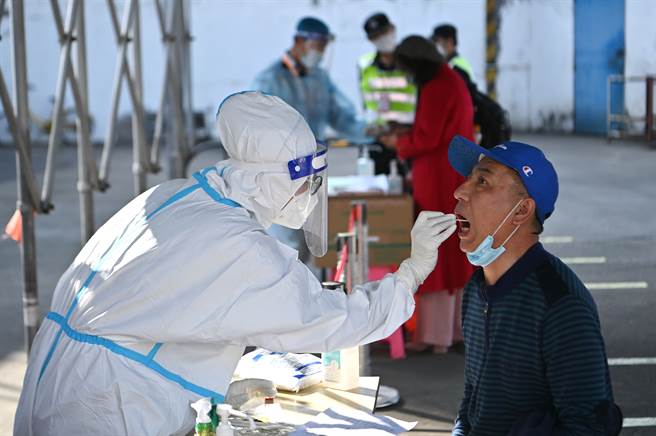 目前大陆检测新冠，大部份仍是进行口鼻拭子採样，少部份感染高风险的被隔离人士被要求做肛拭子採样。（新华社）
