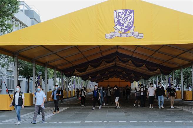 早前香港中文大学校园内有未经批准的游行举行，期间有人展示涉及港独标语，校方随后就事件报警。（中新社资料照）