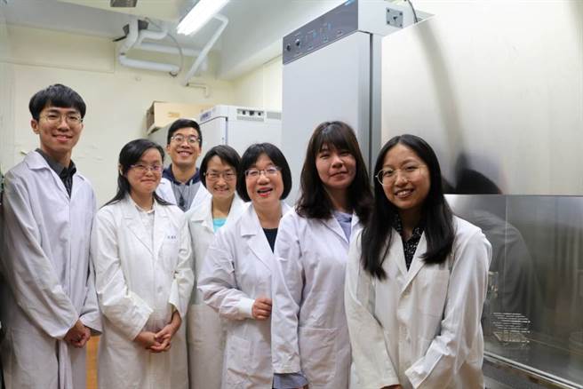 脐带间质干细胞治疗菜瓜布肺的重大突破，由阳明交大教授傅毓秀(图右3)率领研究团队与国内生技公司合作，将在台进行临床试验。(图/国立阳明交通大学提供)