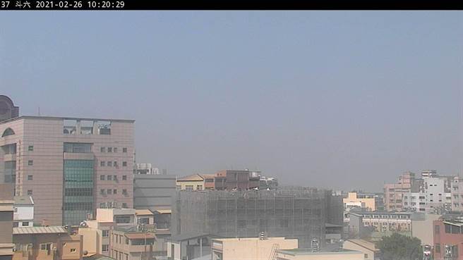 今天風速微弱，混合層偏低，水平及垂直擴散條件較差，汙染物累積於近地面處。（翻攝自空氣品質監測網／林良齊台北傳真）