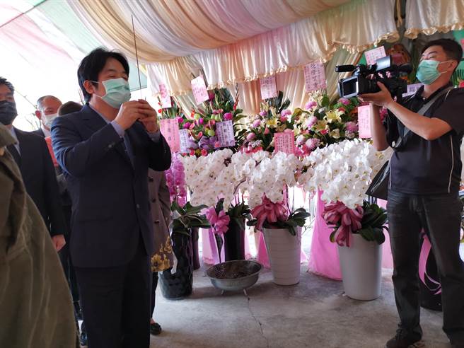 賴清德至崑濱伯靈堂上香，感念崑濱伯敬天愛人台灣精神。（劉秀芬攝）