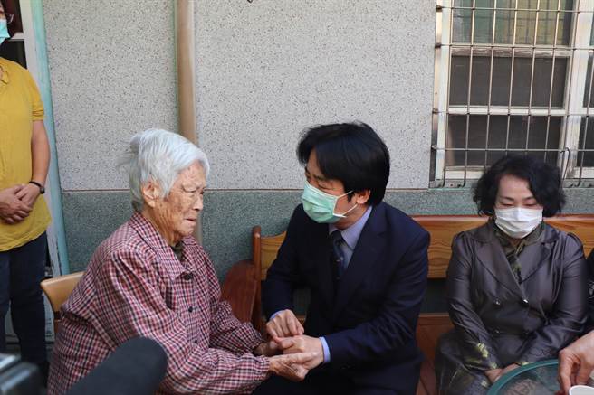 賴清德（中）至崑濱伯靈堂上香，安慰崑濱嬸要保重身體。（劉秀芬攝）