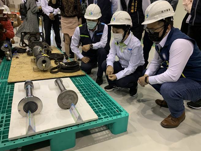 台中市長盧秀燕(右二)上午視察台中捷運綠線北屯機廠，了解連結器改善情況。(林欣儀攝)