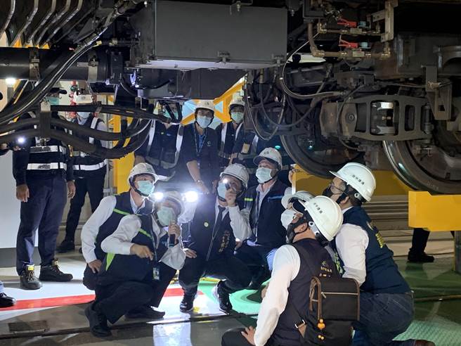 為確實了解連結器改善情況，中捷公司特別抬高列車車身。(林欣儀攝)