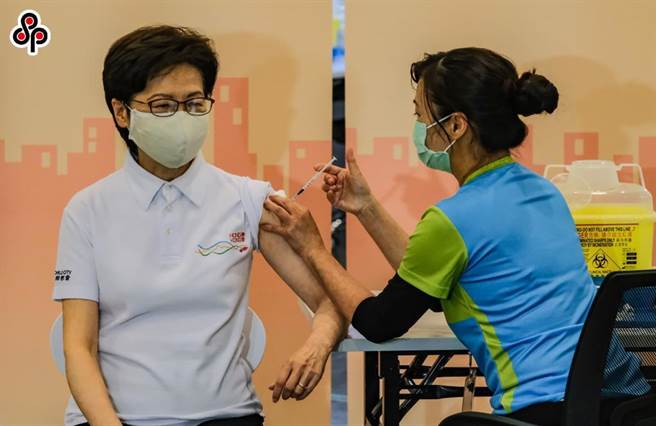 香港今日正式啟動新冠疫苗接種。圖為2月22日，香港特首林鄭月娥率先接種首批抵港的科興新冠疫苗。（中新社）