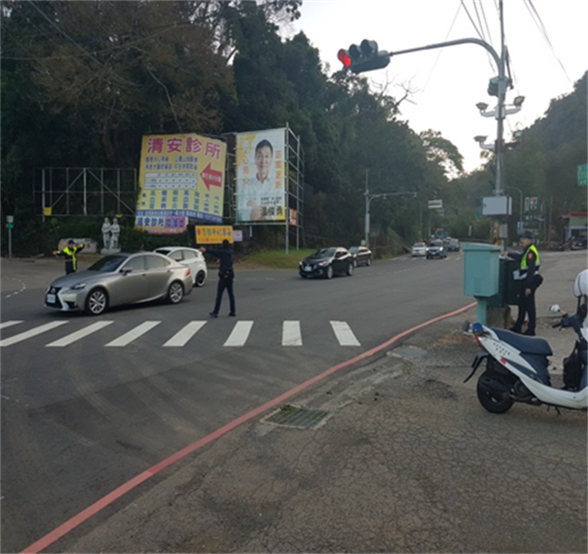 苗栗縣警察局公布今年和平紀念日連續假期交通疏導措施，呼籲民眾配合警察、義交的指揮管制。（苗栗縣警局提供／巫靜婷苗栗傳真）